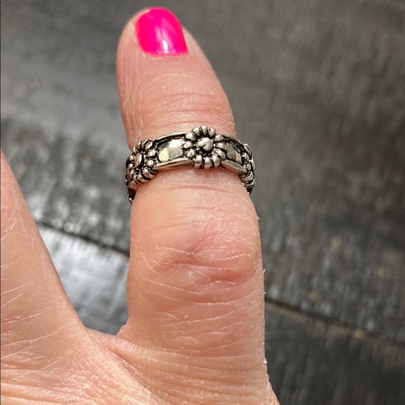 Jewelry - NWOT Size 3.5 Antiqued Silver Tone Floral Ring!